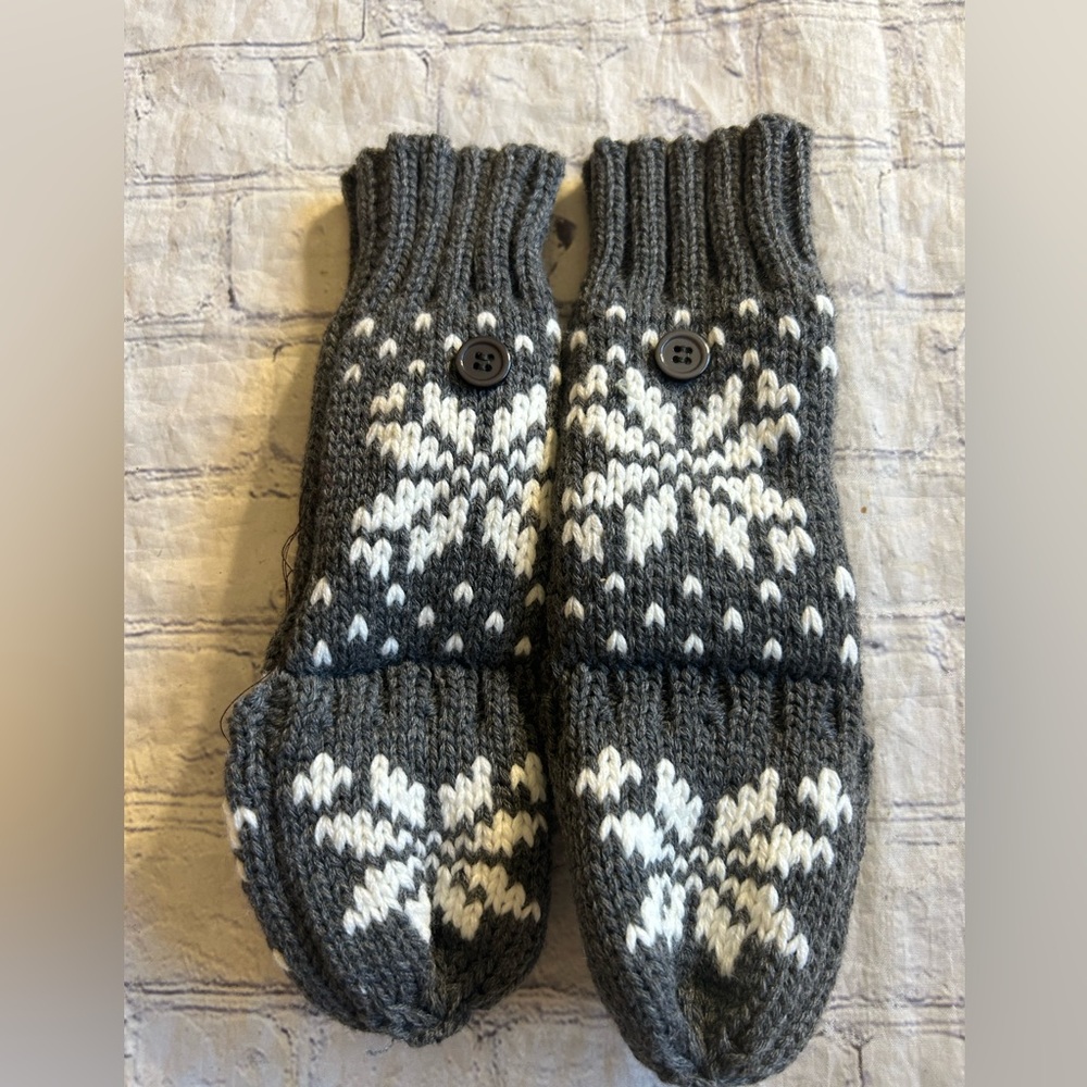 BERKSHIRE FASHION INC GREY WITH WHITE SNOWFLAKES MITTENS/FINGERLESS COVER GLOVES